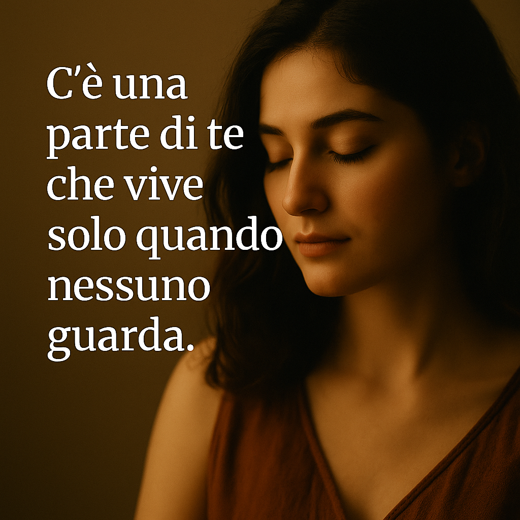 Donna giovane con occhi chiusi, mano sul petto, avvolta da luce calda e morbida. Espressione calma e interiore, a rappresentare un momento di connessione profonda con sé stessa.