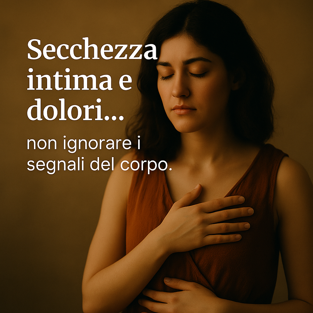 Donna con mano sull’addome e sguardo chiuso, in un momento di ascolto interiore, con testo sovrapposto “Secchezza intima e dolori… non ignorare i segnali del corpo”.