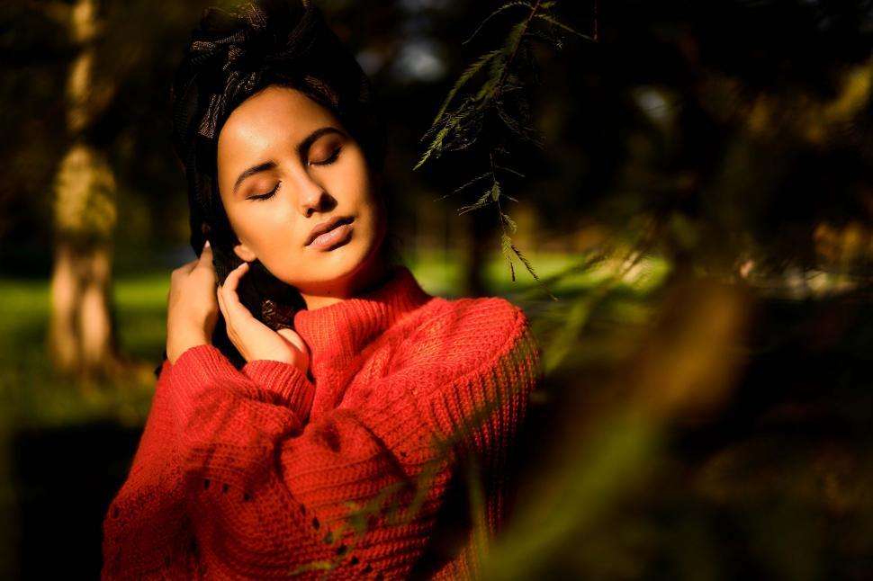 Il desiderio che cambia nel tempo. Donna in luce calda in momento di riflessione emotiva sul cambiamento del desiderio e sulla crescita personale.
