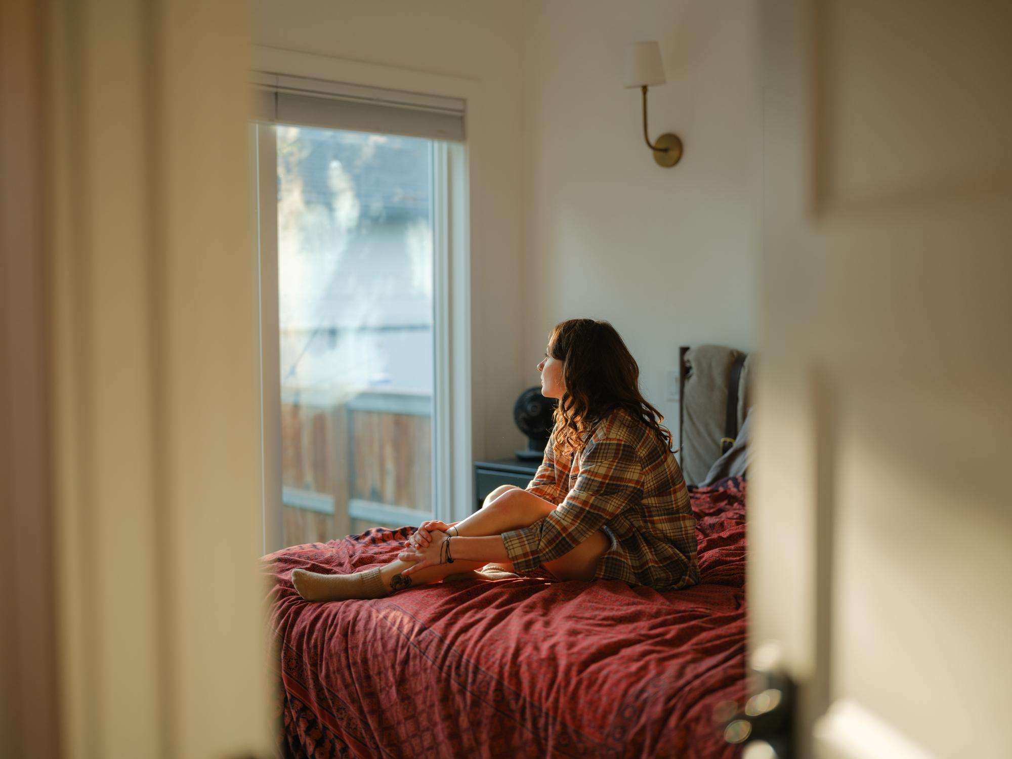 Quando non sai più cosa ti piace davvero essenza sensuale. Donna in momento di riflessione emotiva mentre esplora il proprio desiderio e la riconnessione con se stessa.